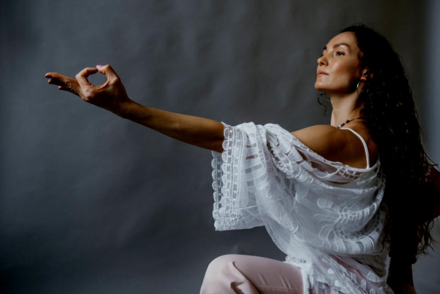 Ambiente de práctica meditativa con elementos naturales que inspiran calma